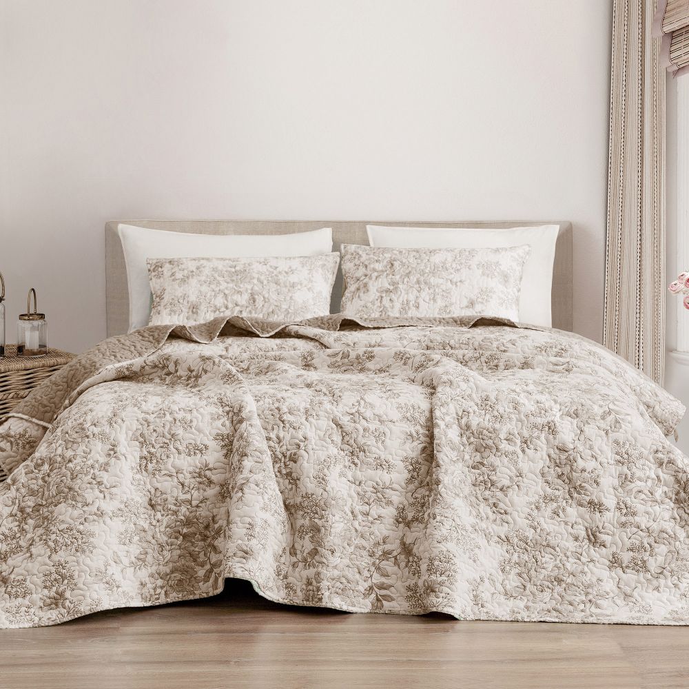 Wonderful Bedding Rose-Patterned Quilted 3 Piece Quilt Set Wonderful